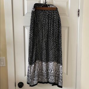Gorgeous flowy boho Indian paisley skirt black and white